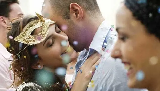 Especialistas recomendam evitar beijar muitas pessoas na folia em curto espaço de tempo