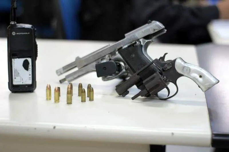 Logo após a chegada da polícia à favela, houve confronto 