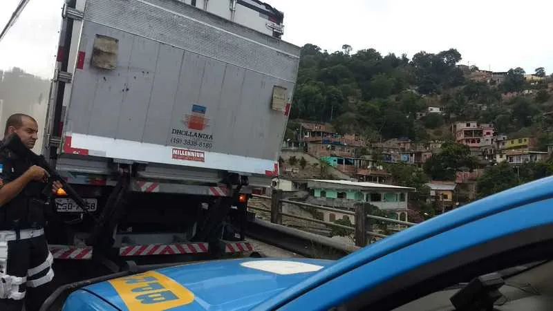 Bandidos tentaram roubar a carga de caminhão na subida da Caixa D'água