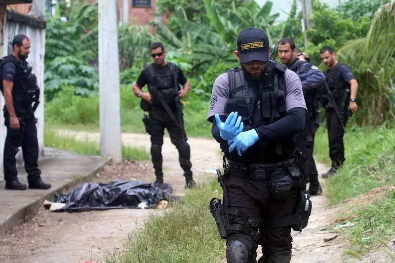 O explosivo foi encontrado preso corpo da vítima na Rua Garcia, no Pita, em São Gonçalo