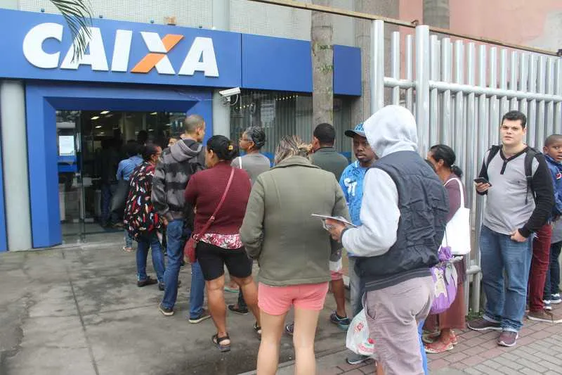 As filas nas agências da Caixa Econômica Federal têm sido grandes para sacar os benefícios