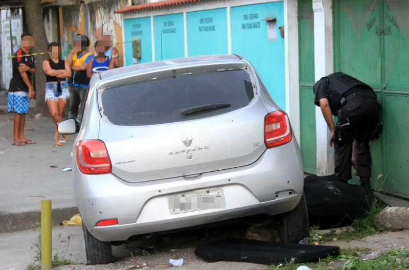 Dois homens foram atingidos por tiros e morreram na Avenida Maricá