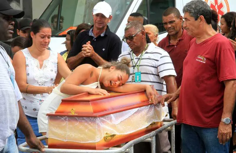 Neta de Maria Madalena se desespera na saída do corpo da capela para o sepultamento 
