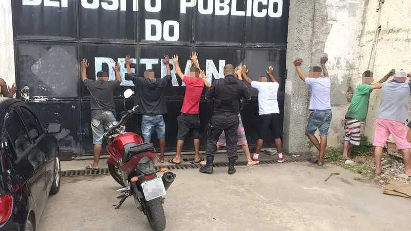 Segundo a polícia, os homens escolhiam livremente o tipo de autopeças e pagavam por elas