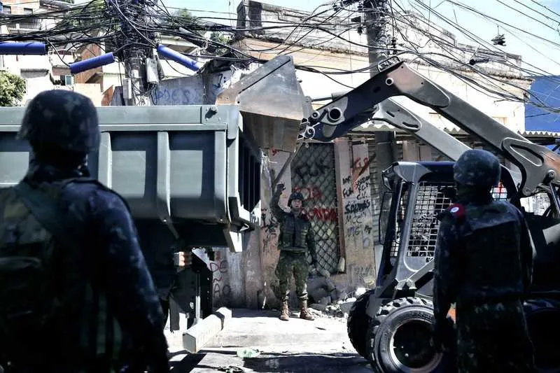 A operação integrada começou na noite de sexta-feira, com a ocupação de várias comunidades no entorno do Complexo do Lins 