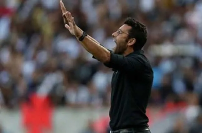 Torcida não perdoou o técnico Alberto Valentim