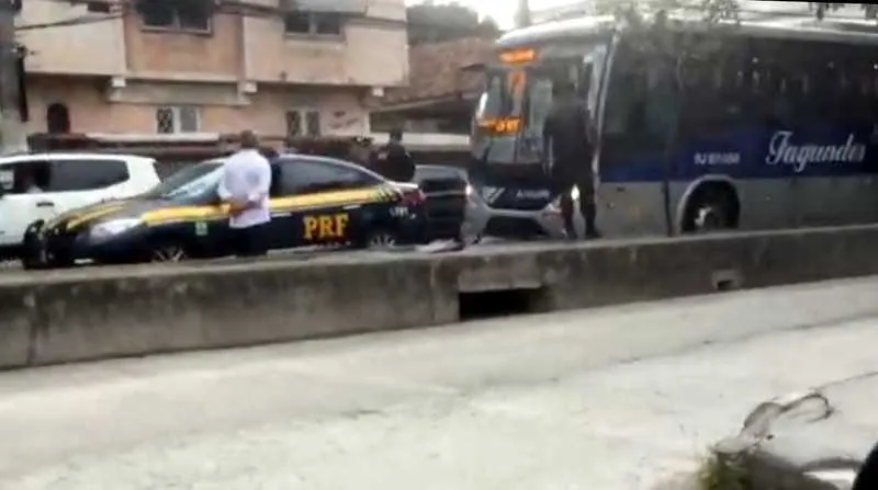 Ônibus foi cercado por policiais militares na Alameda, no Fonseca