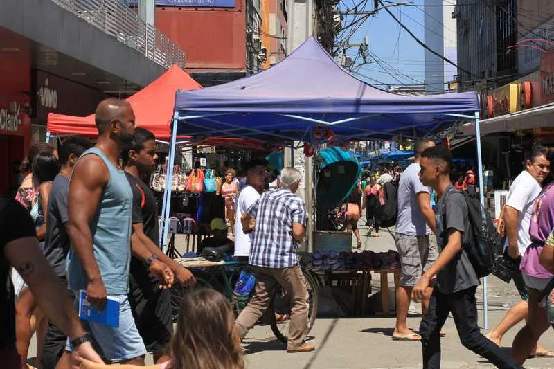 Os camelôs tomam conta do calçadão de Alcântara, Estrada Raul Veiga e embaixo do viaduto
   