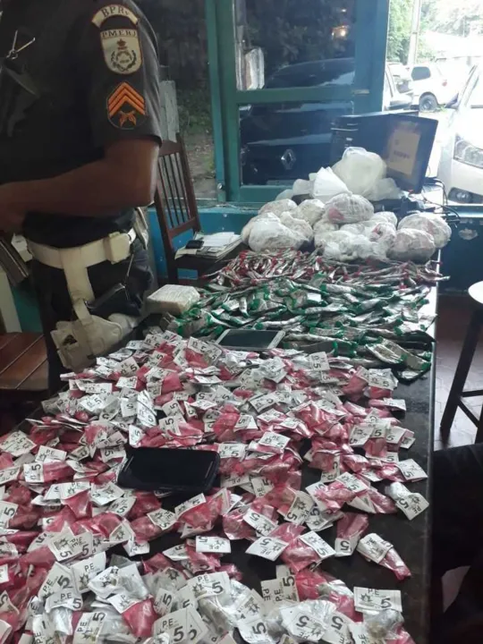 Imagem ilustrativa da imagem Drogas são apreendidas a caminho da Região dos Lagos