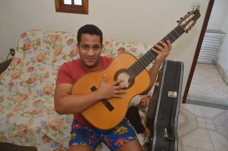 Imagem ilustrativa da imagem Músico de São Gonçalo recupera violão avaliado em R$ 10 mil