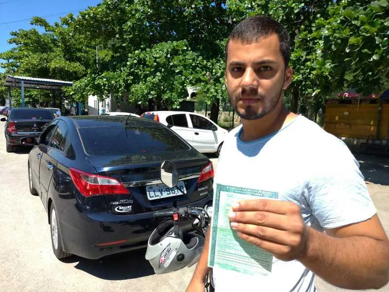 João Vitor Costa voltou, ontem, ao Detran-RJ para emitir os documentos da motocicleta