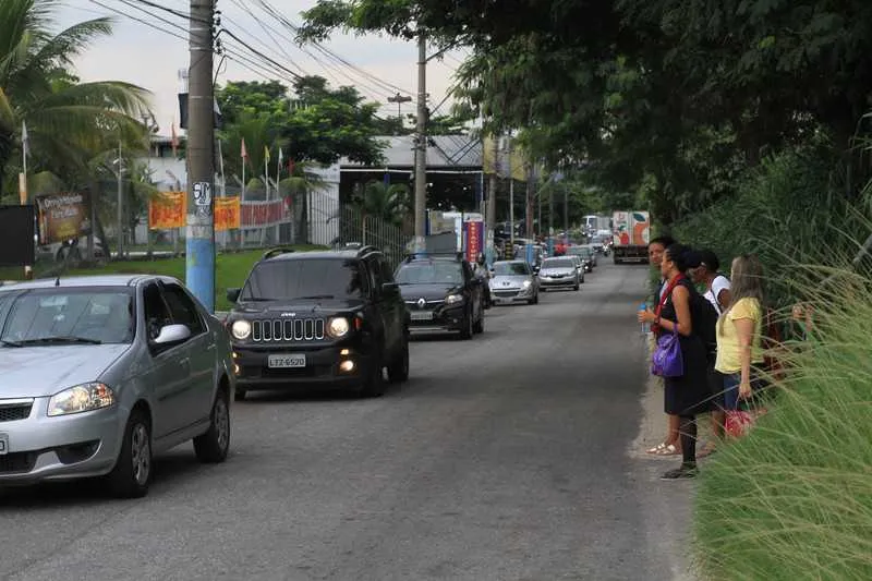 A Rua Capitão Juvenal Figueiredo, no Colubandê, não tem sinalização, nem faixa de pedestre 