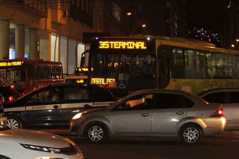 Caos no trânsito se estende do Centro de Niterói até Icaraí