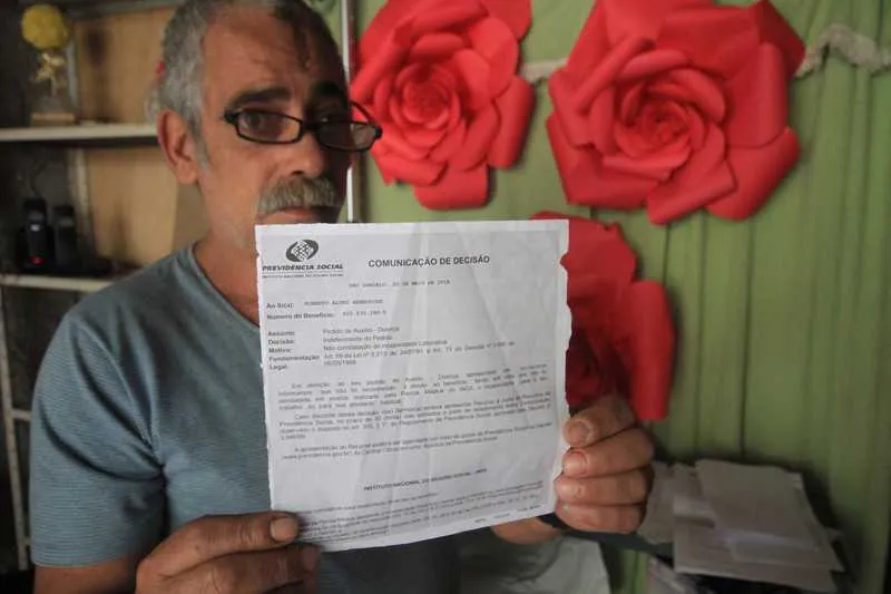 Mesmo com laudos em mãos, Roberto Alves está sem salário