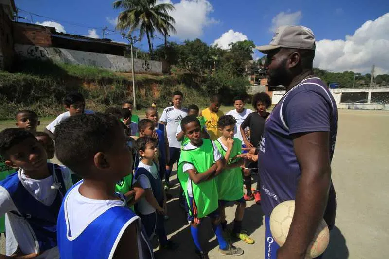 Marcelo Mendonça criou e comanda escolinha de futebol na Comunidade do 40, no Boaçu