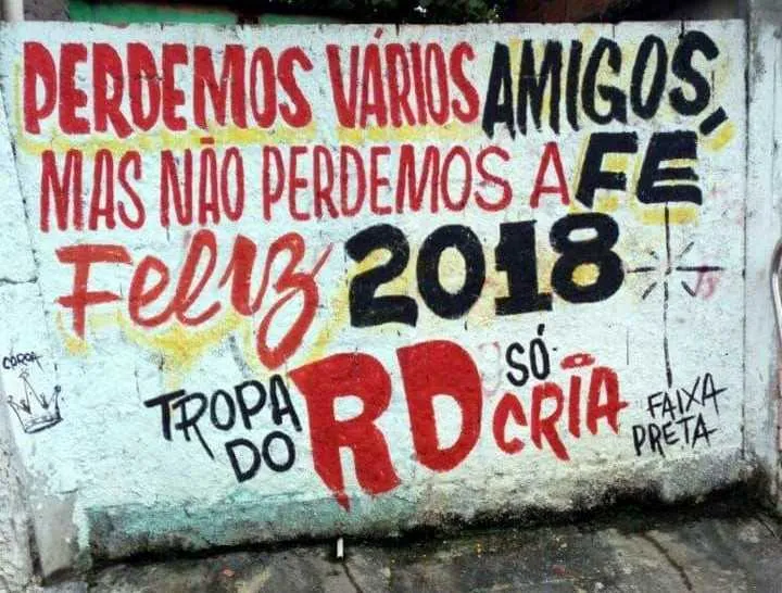 No Morro Menino de Deus, existem pinturas que enaltecem os traficantes do local e ‘RD’