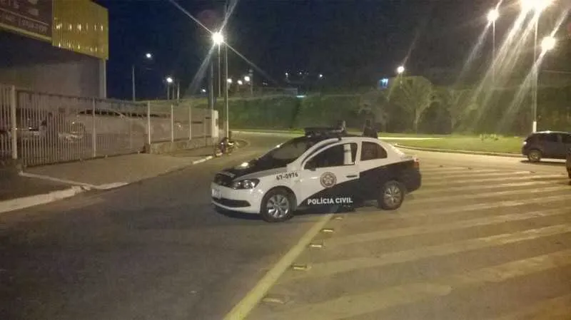 De acordo com a Civil, os motoristas foram liberados na madrugada e a Polícia Militar foi acionada para Silva Jardim, onde as carretas foram recuperadas.

