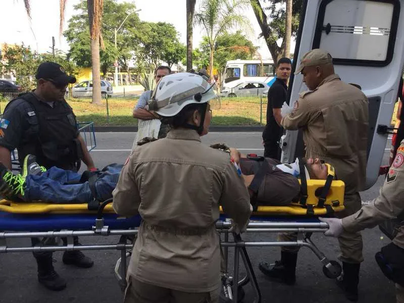 O acusado caiu do telhado e foi encontrado durante a manhã