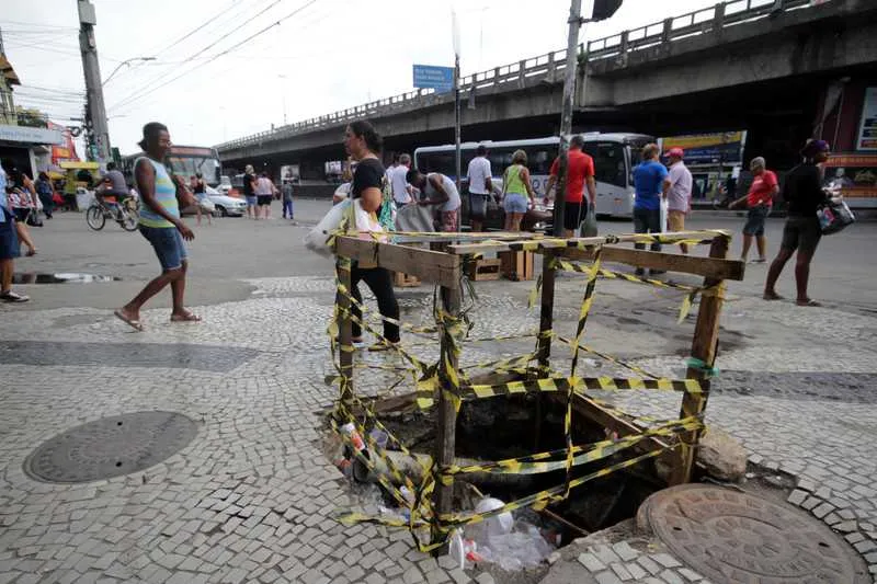Imagem ilustrativa da imagem 'Cratera' em calçada do Alcântara causa revolta em pedestres