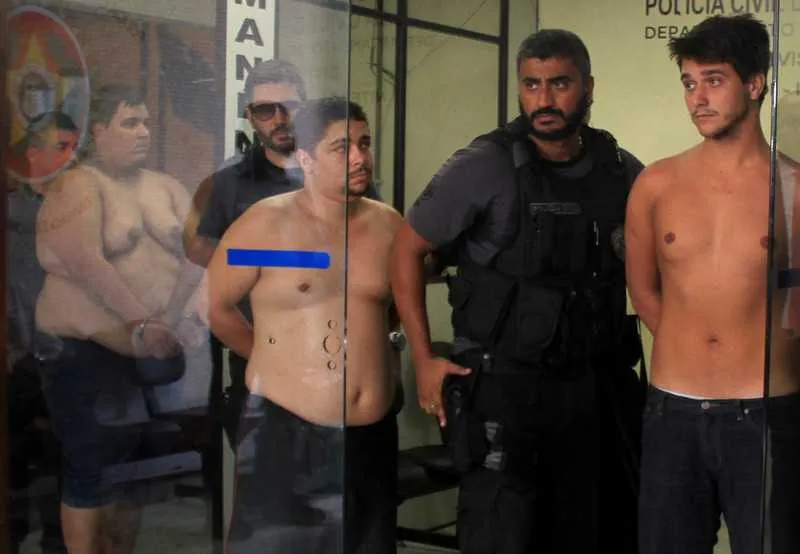 >> Seus dois filhos e outros dois homens contratados para a execução também estão em liberdade