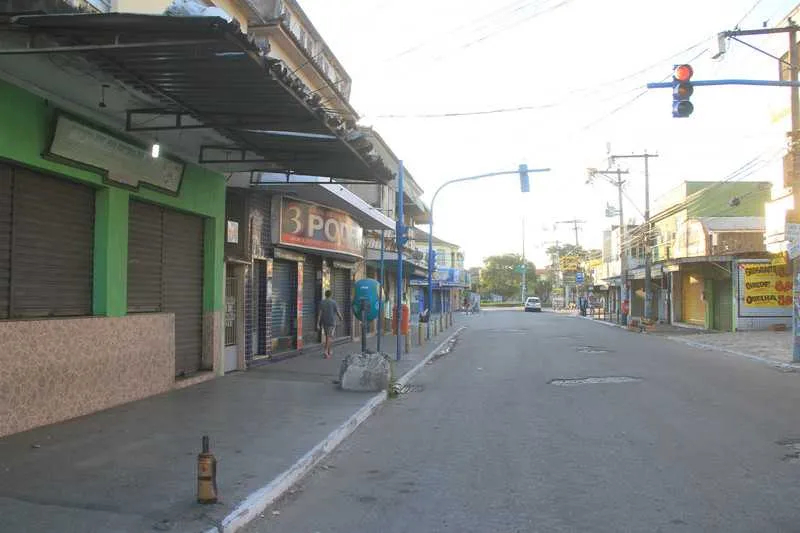 Os criminosos ordenaram o fechamento dos estabelecimentos, no início da tarde de domingo