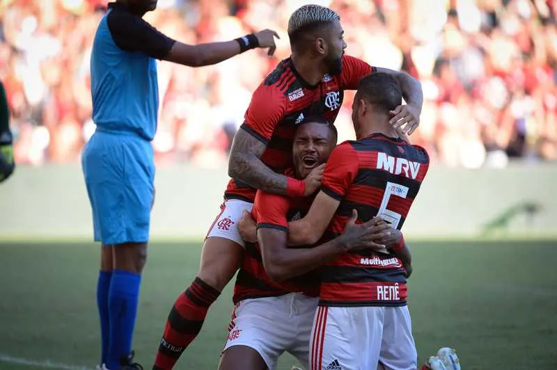 Vitinho comemora primeiro gol com os companheiros