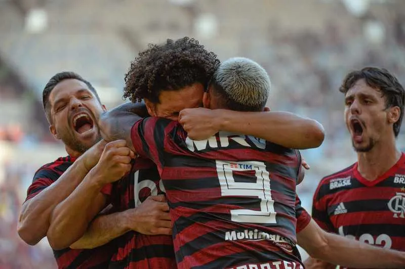 Willian Arão comemora o gol com os companheiros 