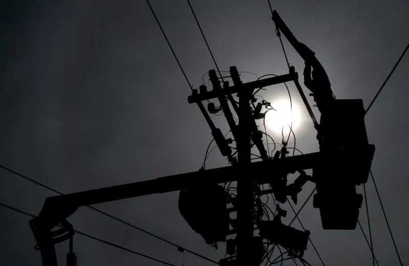 >> Transformadores da concessionária Enel apresentaram problemas, deixando vários bairros sem luz
