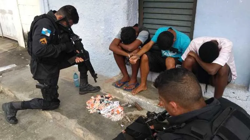Imagem ilustrativa da imagem Um baleado e três presos no bairro Almerinda