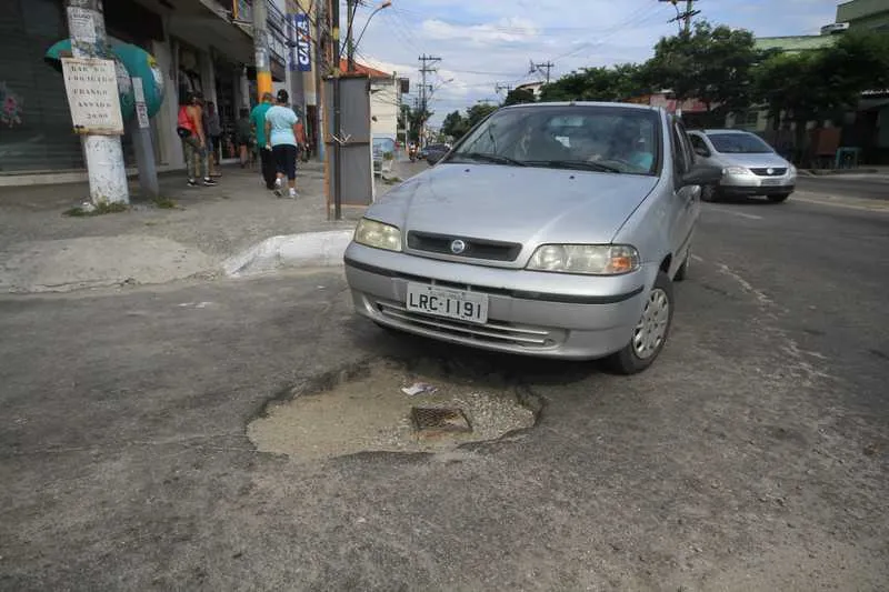 >> Buraco no meio da pista é risco constante para motoristas que entram na Rua Ari Barroso, no Rocha
