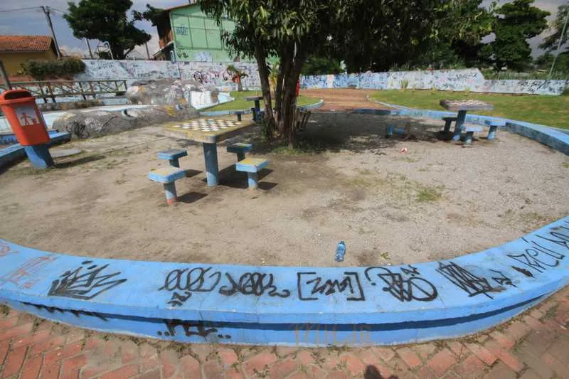 Descaso acontece há mais de um ano, segundo moradores