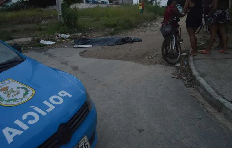 Amigos foram surpreendidos quando circulavam em Itaboraí 