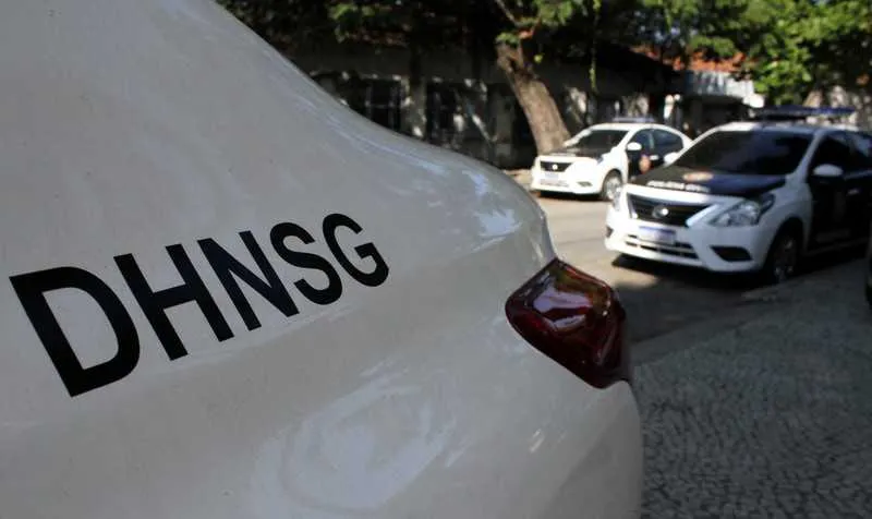 A vítima estava carbonizada no porta malas de um carro, que também foi incendiado