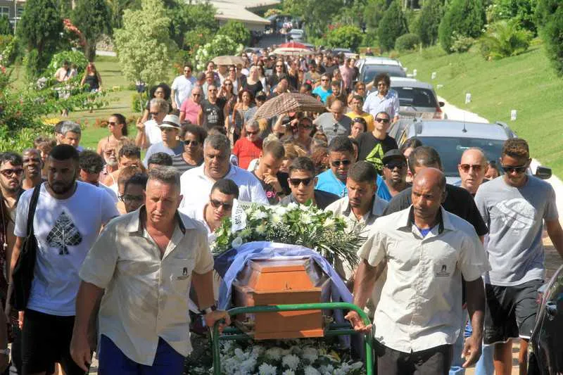 Cerca de 500 pessoas compareceram ao sepultamento de Arthur Maia 