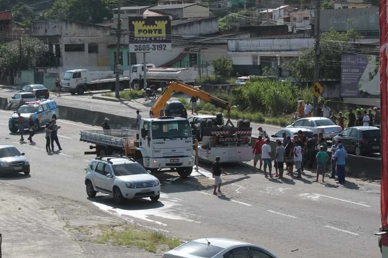Imagem ilustrativa da imagem Motorista de carro-pipa morre preso às ferragens em Tribobó
