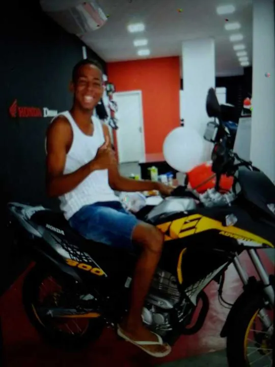  Além de Bryan, que foi atingido na calçada da lanchonete, o carro dele ficou com marcas de tiros