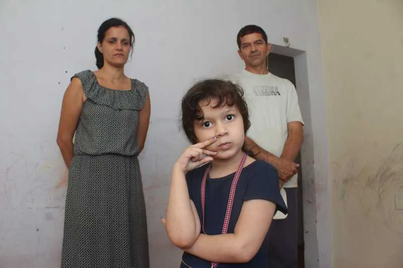 Os pais de Maria Luisa, de 5 anos, estão desesperados para cuidar adequadamente da criança