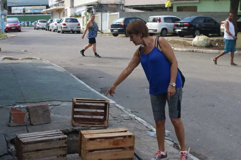 Enorme buraco foi aberto na R. Eduardo Ornelas, em Porto Novo