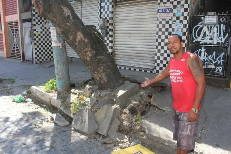 Comerciante mostra situação de manhã, antes do reparo