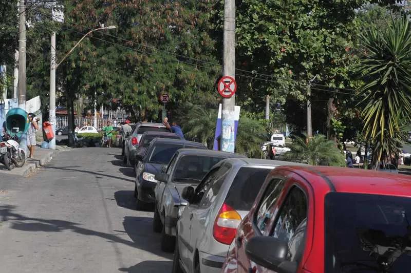 Motoristas insistem em parar mesmo com placa de proibição