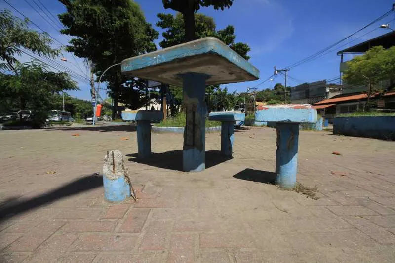 Imagem ilustrativa da imagem Praça de São Miguel está abandonada com mato alto e bancos quebrados