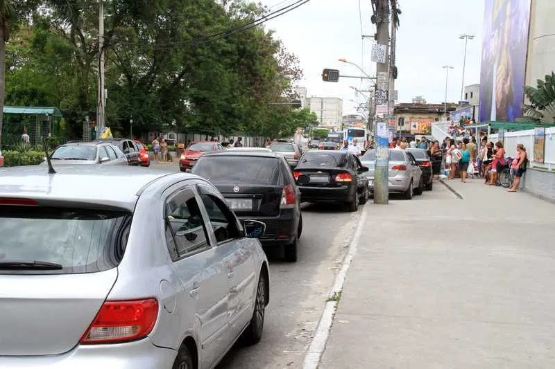 Trânsito ficou engarrafado na região do mercado, no J. Alcântara
