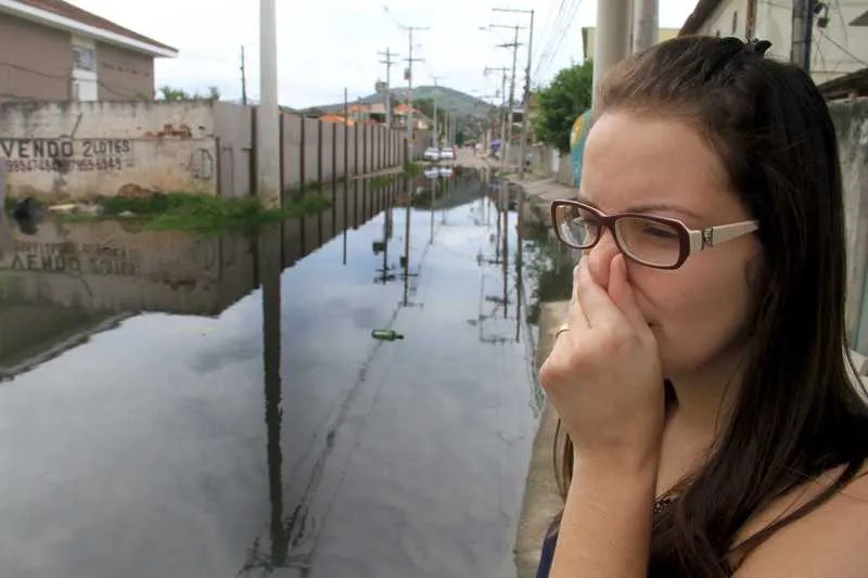 Moradores convivem com o problema há mais de 10 dias sem solução por parte dos órgãos públicos. Prefeitura promete resolver situação