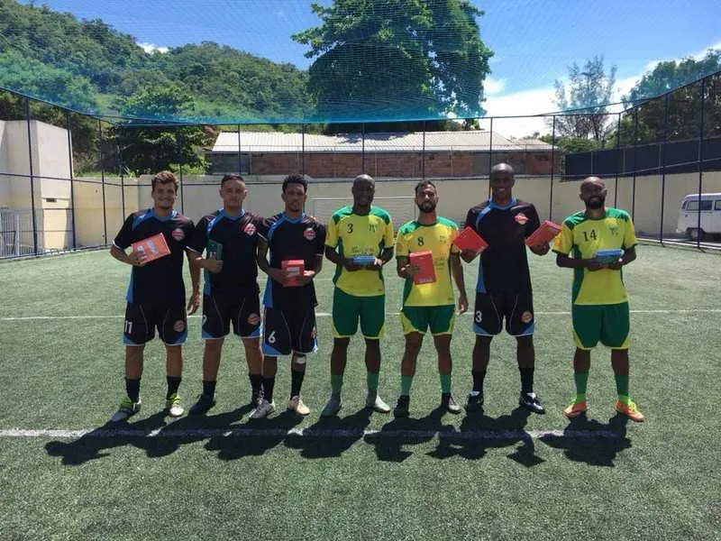 Ex-vascaíno Fábio Braz (2º da direita para esquerda) participou da pelada beneficente em Tribobó