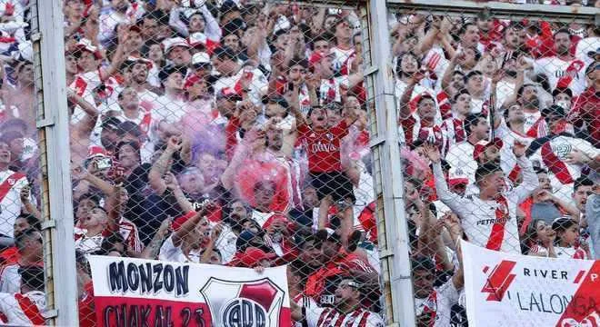 
Conmebol proíbe bandeirões na Libertadores