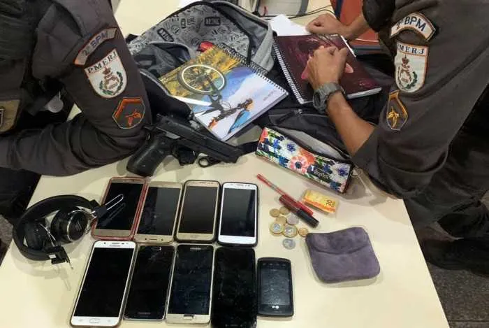 Dez celulares e uma pistola falsa foram apreendidos