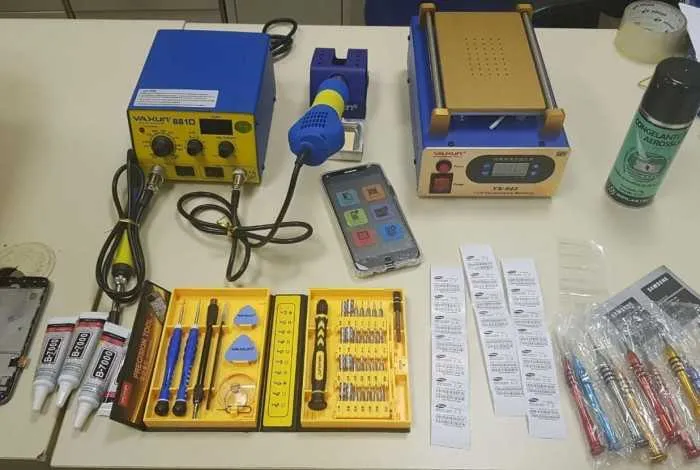 Equipamento é usado para colocar a tela de LCD em celulares