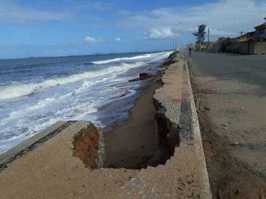 A indicação é que banhistas evitem atividades no mar durante o período de ressaca.