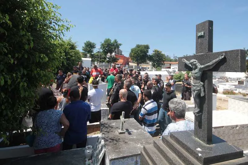 >> Muitos amigos e parentes compareceram ao sepultamento