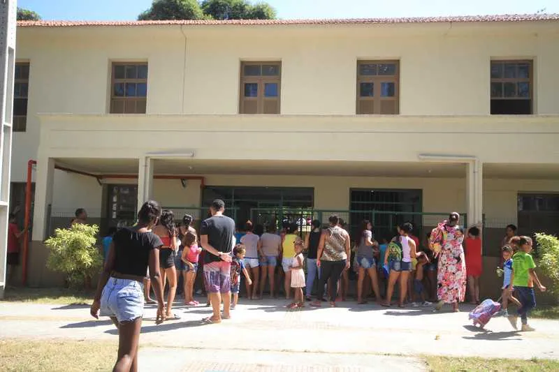 Problemas como falta de professores e outros profissionais de Educação se multiplicam em unidades de ensino da rede municipal de São Gonçalo. Em algumas escolas, também falta merenda, obrigando a despensa mais cedo dos alunos